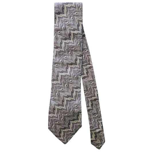 vintage Missoni tie man ανδρικη γραβατα γαμπρος κουμπαρος αδερφος γαμπτρου αδερφος νυφης καθηγητης γιατρος ,επαγγελματικο ραντεβου,ριγε ριγες ιδεα για ανδρικο δωρο ονομαστικη γιορτη γιορτη ερωτευμενων δωρο για γιατρο για δασκαλο ιταλικη μεταξωτη για στυλατο ανδρα για νδρα με αποψη για στυλ ιταλικη φινετσα  ιταλικος οικος ,συλλεκτικη μοναδικη γραβατα περιορισμενη διαθεσιμοτητα Υλικό: Είναι κατασκευασμένη από 100% αγνό μετάξι (pure silk), συχνά σε πλέξη jacquard, που προσδίδει πλούσια υφή και διακριτική λάμψη