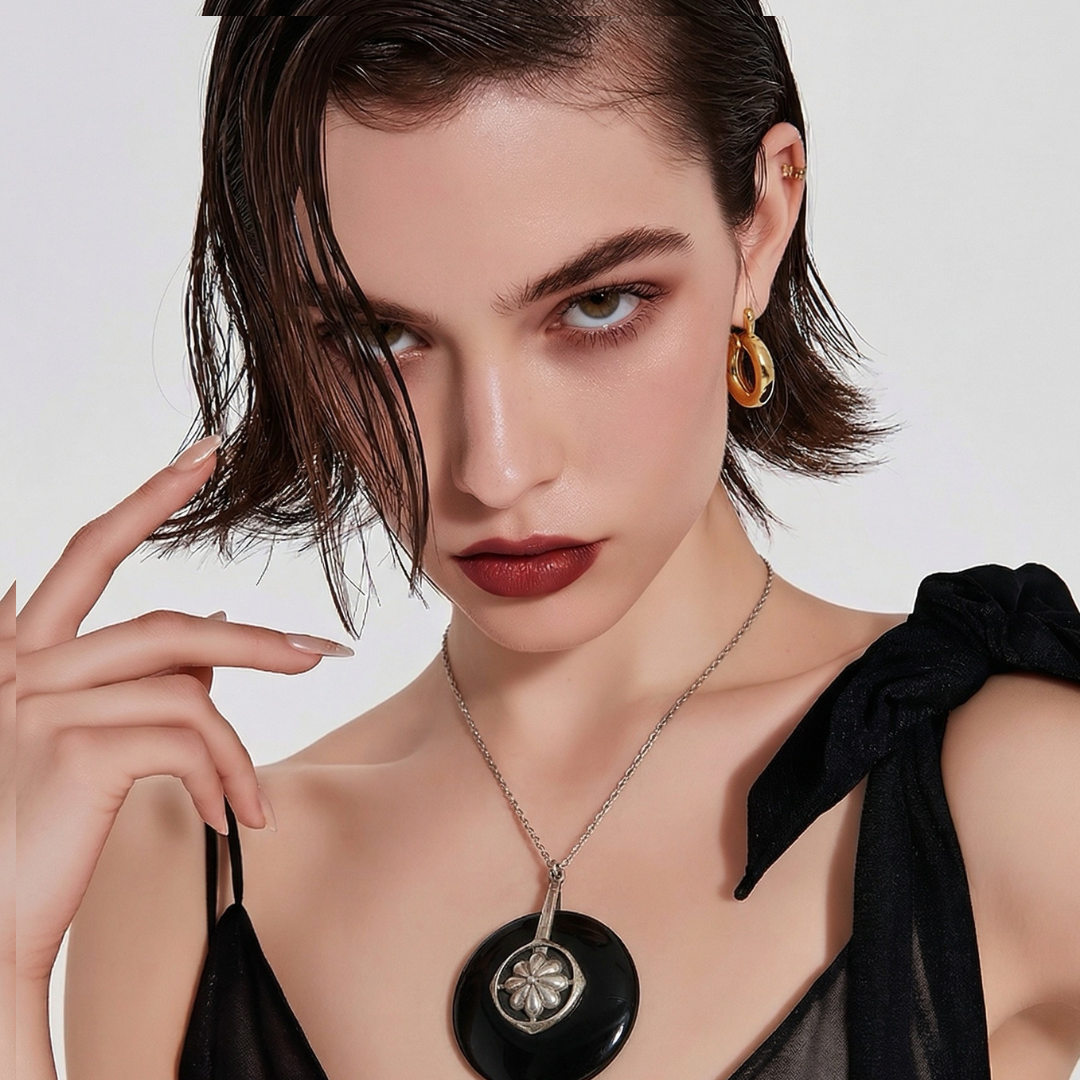 Black Enamel Flower PendanPilgrim Danish Design, Χειροποίητα κοσμήματα.Danish Design & Heritage:Χειροποίητη Ποιότητα100% Υποαλλεργικό (Safe for Skin):statement piece" Με ένα "Little Black Dress"Layering:  για δωρο για γαμο βαπτιση δεξιωση με τζην με λευκο μπλουζακι βραδυνο φορεμα
ροκ μποχο σικ δώρο για φίλη για αδερφή για γενέθλια για πάρτυ για ορκομωσία VITANGE