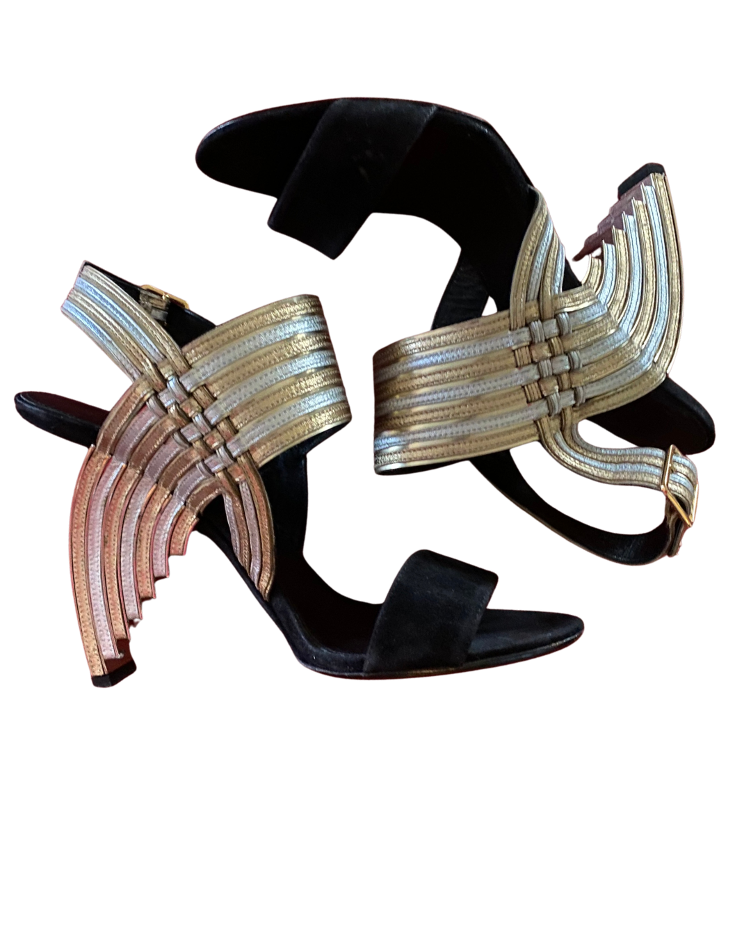 Salvatore Ferragamo Lenny sandalsSave The FashionDesigner πέδιλαPre-owned luxury παπούτσιαΕπώνυμα πέδιλα με ιδιαίτερο τακούνιSalvatore Ferragamo fall 2015Μαύρα σουέντ #SalvatoreFerragamo #FerragamoLenny #FerragamoShoes #StatementHeels #ArtDecoStyle #RunwayPiece #SuedeSandals #MetallicHeels #LuxuryFootwear #ShoeAddict #Πέδιλα #Παπούτσια #ΕπώνυμαΠαπούτσια #ΓυναικείαΠαπούτσια #Μόδα bivsimh mode
Ένα runway piece-σταθμός, με καθηλωτικό Art Deco τακούνι και μεταλλικές λεπτομέρειες που θυμίζουν φτερά σε χρυσές,