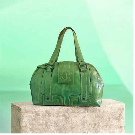 vintage just cavalli bag πρασινο σμαραγδι χρωμα με χερακια χερουλια χεριου ανετη ομορφη λουστρινι καλοκαιρινη χειμερινη ανοιξιατικη σπορ βραδυνη γυαλιστερη γαμος σπορ ορκομωσια γαμος βαπτιση παρτυ με τζην με φορεμα με ταγερ καθημερινη δωρο για γυναικα γυναικα γυναικεια τσαντα Οι τσάντες Just Cavalli από το 2006 αντιπροσωπεύουν την αισθητική της εποχής των mid-00s, συνδυάζοντας την "ανήσυχη" πολυτέλεια του Roberto Cavalli με πιο νεανικά και street style στοιχεία. Αν ψάχνετε για ένα τέτοιο vintage κομμάτι, 