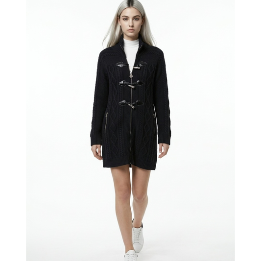 Γιατί να την αγοράσετε:
Οι μάλλινες ζακέτες Tory Burch θεωρούνται επενδυτικά κομμάτια (investment pieces) καθώς διατηρούν την αξία τους στη μεταπώληση. Η συγκεκριμένη προσφέρει την αυθεντική ποιότητα του brand σε κλάσμα της αρχικής τιμής.
στυλ μοντγλομερι μπλε ναυτικό σκούρο με μεταλλικά κουμπιά μιντι  μπλε μπλε σκούρο για δώρο βιταντζ φνινοπωρο καλοκαίρι χειμώνας άνοιξη ορκομωσία εκδρομή βουνό μάλλινο άνετο  