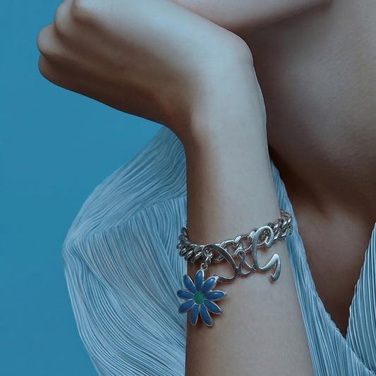 Charms ✨: Διαθέτει τα εμβληματικά αρχικά D&G σε silver-tone μέταλλο και  μαργαρίτα με γαλάζιο σμάλτο (Baby Blue Enamel).
Κατάσταση 💎: ΑΦΟΡΕΤΟ . ι "deadstock" κομμάτι, χωρίς καμία απολύτως φθορά στο μέταλλο ή στο σμάλτο. 
Ποιότητα Κατασκευής: Βαριά, ποιοτική αλυσίδα με το χαρακτηριστικό κούμπωμα ασφαλείας που φέρει την εγχάρακτη υπογραφή του οίκου.
Συλλεκτική Αξία: D&G με σμάλτο (enamel) δώρο  #DolceGabbana #DGJewelry #VintageDG #DaisyBraceleτ Y2K Κόσμημα D&G Collector's ConditionWith Original θηκη 