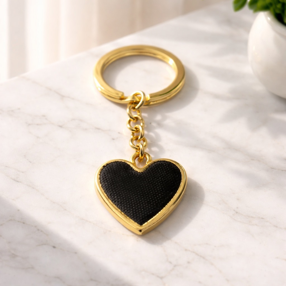 "90s Vintage Aesthetic""Franco Moschino Eraarchival αξεσουάρ Moschin Luxury KeychainBag Charm (Κρεμαστό τσάντας"90s Franco Moschino Archival Accessory"Velvet Heart Bag Charm"Αποκτήστε ένα σπάνιο κομμάτι από το Archival Moschino των 90s: Αυθεντικό Vintage μπρελόκ-καρδιά από μαύρο βελούδο, σε αψεγάδιαστη, αφόρετη κατάσταση."Το απόλυτο 90s Bag Charm: Vintage Moschino Velvet Heart. Ένα εμβληματικό αξεσουάρ του Franco Moschino που συνδυάζει το luxury βελούδο με τη χρυσή λάμψη, τώρα διαθέσιμο για την τσάντα σας."