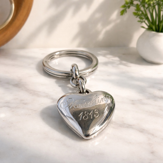 Ultra Rare Vintage MOSCHINO Heart Keychain - Black Velvet & Silver - Engraved "1813" - Archival Collector's ItemFranco Moschino Era": Η πιο περιζήτητη περίοδος για τους συλλέκτες.[The Archival Hook]: Μια σπάνια ευκαιρία να αποκτήσετε ένα αφόρετο (Pristine) vintage αξεσουάρ από την πιο δημιουργική εποχή του Franco Moschino. Αυτό το μπρελόκ-καρδιά δεν είναι απλώς ένα αξεσουάρ, αλλά ένα δείγμα της "υψηλής ειρωνείας" του οίκου.
[Λεπτομέρειες]:
Σκαλιστή Ημερομηνία "1813": Συλλεκτική λεπτομέρεια που προσδίδει Ant