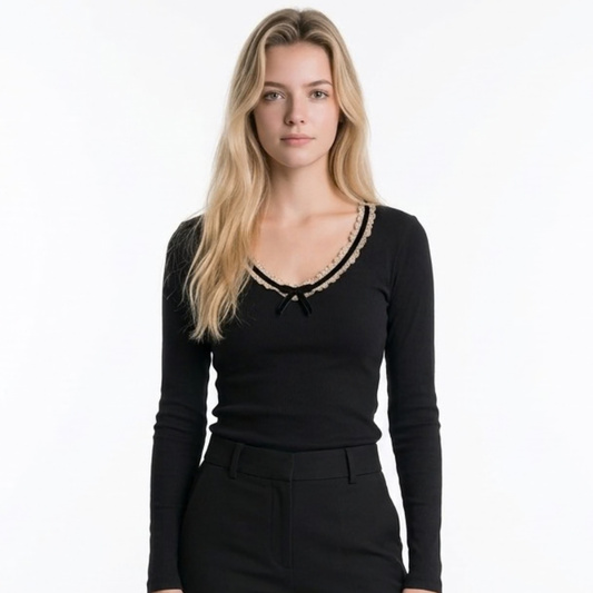 «μαύρη μπλούζα με δαντέλα», «RED Valentino vintage», «βαμβακερή μακρυμάνικη μπλούζα», «lace detail top», «επώνυμα vintage ρούχα».«Μαύρη βαμβακερή μπλούζα με δαντέλα»
«RED Valentino vintage collection Greece»
«Pre-loved luxury designer tops
«Αυθεντικά vintage κομμάτια Valentino»«Ανακάλυψε αυτή τη σπάνια Vintage RED Valentino μαύρη μακρυμάνικη μπλούζα, ένα αυθεντικό κομμάτι με μπεζ δαντέλα στο ντεκολτέ που συνδυάζει την πολυτέλεια με τη διαχρονική vintage αισθητική.»Ανακαλύψτε μια σπάνια vintage RED Valentinο