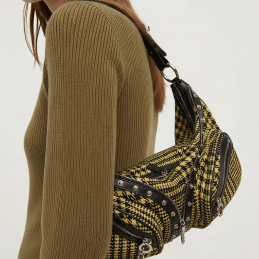  Deadstock κομμάτιVersace Vintage Hobo Bag - Yellow Houndstooth Archival Y2K - Αφόρετη / New Old StockBrand: Gianni Versace (Authentic Vintage).
Pattern: Iconic Yellow Houndstooth (Κίτρινο Πιε-ντε-πουλ).
Aesthetic: Punk Rock Luxury / Grunge / Cyber Y2K.
Details: Silver-tone hardware, μεταλλικά studs (τρουκς), διακοσμητικά φερμουάρ και αλυσίδες.
Shape: Classic Hobo shoulder bag (Τσάντα ώμου).Η κατάσταση είναι Pristine (Άριστη). Ως vintage collector's item, αποτελεί μια εξαιρετική επένδυση στη μόδα 