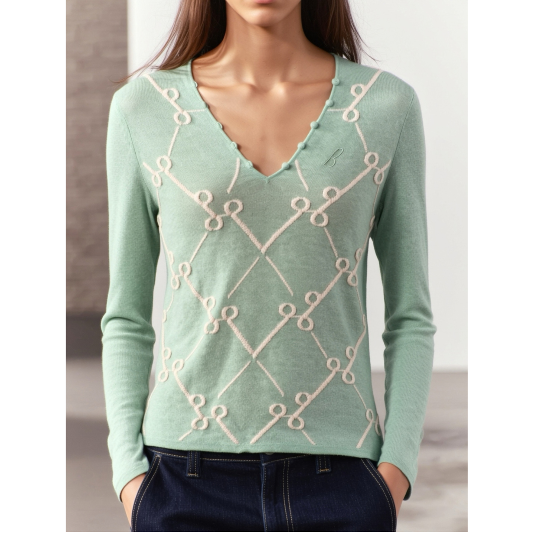 Το Ballantyne είναι ένα ιστορικό brand πολυτελών πλεκτών, παγκοσμίως αναγνωρισμένο για το cashmere κορυφαίας ποιότητας. Ιδρύθηκε το 1921 στο Innerleithen της Σκωτίας και έγινε σύμβολο αριστοκρατικής κομψότητας, κερδίζοντας μάλιστα το "Queen's Award" από τη Βασίλισσα Ελισάβετ το 1966. 
Ballantyne
μπλουζα κασμηρενια καθημερινη σπορ με παντελονι φουστα για δωρο για ορκομωσια διακπες σε βουνο weekendεδρομη στη φυαη με μπουφαν σακακι πουκαμισο μπλουζακι μακο πολυτελες δωρο σικ βασιλικο με τουλινη φουστα